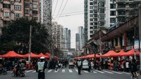 Meski menjadi agama minoritas di China, namun umat muslim hidup dengan damai dan berdampingan di sana. Setiap hari Jumat, ada Pasar Muslim yang digelar tepat di depan Masji Huxi. Foto: Barclay Bram