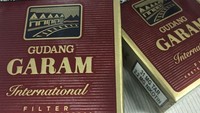 Perusahaan rokok Gudang Garam akhirnya bisa memenangkan sengketa merek melawan Gudang Baru di tingkat Peninjauan Kembali (PK). Sebelumnya, Gudang Garam kalah di tingkat kasasi. Kasus bermula saat PT Gudang Garam Tbk tidak terima Ali Khosin memproduksi rokok Gudang Baru lewat perusahaan PR Jaya Makmur. Ali berani memproduksi rokok dengan nama yang mirip karena telah mengantongi Nomor Registrasi IDM000032226 tertanggal 21 Maret 2005 dan Nomor IDM000042757 tertanggal 14 Juli 2005 untuk jenis barang di kelas 34 dari Daftar Umum Merek Direktorat Jenderal (Dirjen) HKI. (Foto: Andi Saputra/detikcom)
