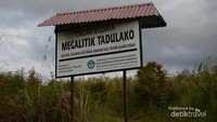 Batu-batu besar berbentuk patung dan bentuk lainnya itu merupakan peninggalan prasejarah pada zaman batu dan semacam di Pulau Paskah, Chile (Stanislaus Riyanta/dTraveler)