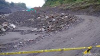 Longsor terjadi di tambang pasir Merapi di Kali Gendol, Desa Glagaharjo, Kecamatan Cangkringan, Sleman, pada Senin (2/4) pagi. Dua orang tewas dan empat orang luka akibat kejadian ini. Aktivitas penambangan di lokasi tersebut kini telah ditutup. (Foto: Ristu Hanafi/detikcom)