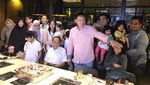 Ini 10 Pose Keseruan Farhat Abbas  Makan Bareng Teman dan Keluarga