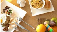 Ini dia menu sarapan dara kelahiran Bandung saat sedang berada di Bali. Nasi goreng dengan telur ceplok, sate, dan ayam goreng lengkap dengan acar dan kerupuk. Lalu satu mangkuk sereal dan dua potong roti serta buah-buahan. Banyak juga, ya. Foto: Instagram @aurakasih