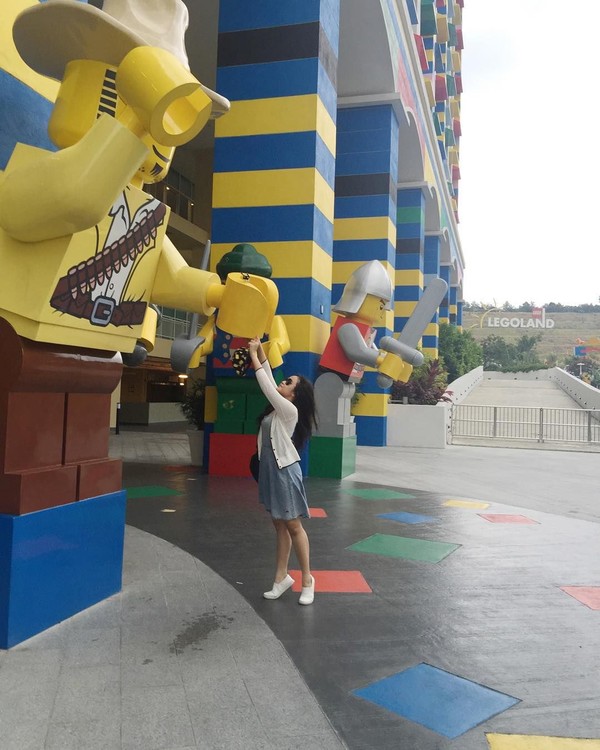 Pindah ke Malaysia, Cecillia juga berlibur ke Taman Hiburan Legoland. Ia nampak sumringah dalam foto-fotonya itu (cecillimbad/Instagram) Pindah ke Malaysia, Cecillia juga berlibur ke Taman Hiburan Legoland. Ia nampak sumringah dalam foto-fotonya itu (cecillimbad/Instagram)