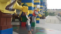 Pindah ke Malaysia, Cecillia juga berlibur ke Taman Hiburan Legoland. Ia nampak sumringah dalam foto-fotonya itu (cecillimbad/Instagram)