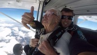 Westwood merupakan mantan tentara yang ditempatkan di Borneo selama Perang Dunia II. Dia pensiun sebagai militer 30 tahun lalu. (Foto: Dok. Skydive Oz via ABC News)