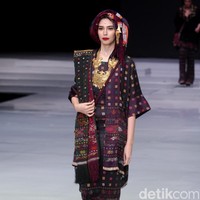 Fashion show koleksi busana terbaru Ghea Panggabean mengangkat tema Spirit of Toba’ dan terinspirasi keindahan kain Ulos di Indonesia Fashion Week 2018, Rabu [28/3/2018]. [Foto: Mohammad Abduh/Wolipop]