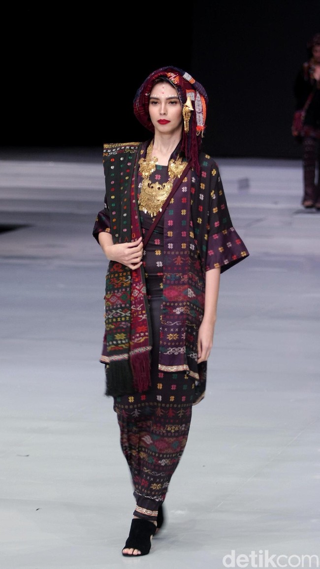 Fashion show koleksi busana terbaru Ghea Panggabean mengangkat tema Spirit of Toba’ dan terinspirasi keindahan kain Ulos di Indonesia Fashion Week 2018, Rabu [28/3/2018]. [Foto: Mohammad Abduh/Wolipop]