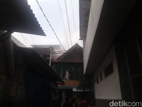 Tampak asap putih muncul dari salah satu bangunan 