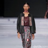 Fashion show koleksi busana terbaru Ghea Panggabean mengangkat tema Spirit of Toba’ dan terinspirasi keindahan kain Ulos di Indonesia Fashion Week 2018, Rabu [28/3/2018]. [Foto: Mohammad Abduh/Wolipop]