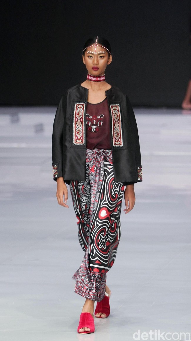 Fashion show koleksi busana terbaru Ghea Panggabean mengangkat tema Spirit of Toba’ dan terinspirasi keindahan kain Ulos di Indonesia Fashion Week 2018, Rabu [28/3/2018]. [Foto: Mohammad Abduh/Wolipop]