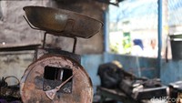Sebuah alat timbang milik warga yang rusak akibat dampak kebakaran semalam.