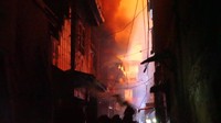 Akiat dan karyawannya berusaha untuk memadamkan api. Namun, api semakin membesar dan merambat ke rumah di pemukiman padat penduduk itu.