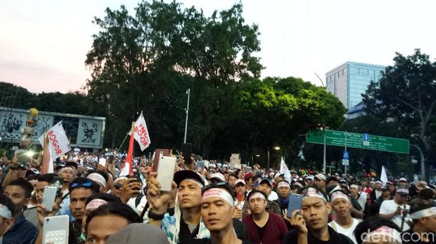 Massa tukang pulsa demo di depan Istana.