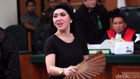 Bahkan ia sampai membawa kipas dan mengeluh kegerahan. Lamhot Aritonang/detikFoto.