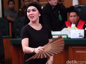 Aksi Syahrini di Sidang First Travel: Gerah Hingga Beri Pesan Hakim