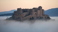Cardona di Spanyol, ada kastil Parador de Cardona yang dibangun pada abad ke-9 silam. Letaknya berada di tengah-tengah pedesaan Catalunya yang cantik. Struktur langir-langit ini berbentuk kubah yang unik. Dindingnya terbuat dari batu yang masih orisinal (Booking.com)
