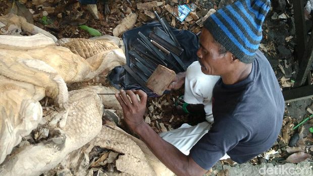 Mengenal Jhoni Tunggul, Akar Pohon Disulap Jadi Karya Indah