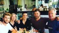 Ini restoran yang wajib dikunjungi aktor berusia 34 tahun jika sedang berada di Melbourne, Australia. Restoran bernama Match Mylkybar ini menyajikan burger dan beragam dessert berbahan dasar matcha. Foto: Instagram @chrishemsworth  