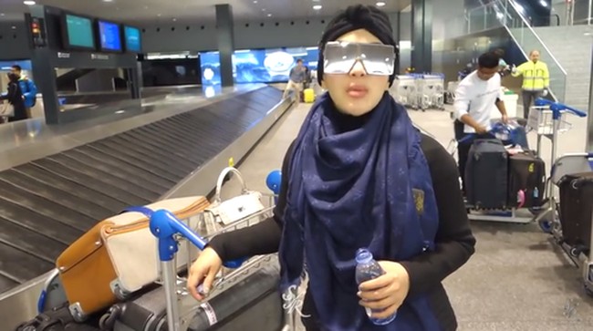 Berpose di bandara Swiss, Syahrini tampak membawa tas Hermes seri Birkin Niloticus Himalayan Crocodile Palladium. Tasnya itu berharga Rp 1,9 miliar. Dia juga memakai syal sutera monogram Louis Vuitton berwarna biru gelap untuk menghangatkan tubuhnya. Harga syalnya US$ 590 atau sekitar Rp 8 juta. Foto: Instagram