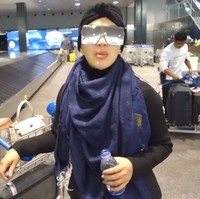 Berpose di bandara Swiss, Syahrini tampak membawa tas Hermes seri Birkin Niloticus Himalayan Crocodile Palladium. Tasnya itu berharga Rp 1,9 miliar. Dia juga memakai syal sutera monogram Louis Vuitton berwarna biru gelap untuk menghangatkan tubuhnya. Harga syalnya US$ 590 atau sekitar Rp 8 juta. Foto: Instagram