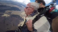 Namun jiwa petualangannya tak terhenti di situ. Keluarga dan kerabat datang ke lokasi dia akan terjun bebas untuk menyaksikan aksinya.  (Foto: Dok. Skydive Oz via ABC News)