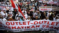 Suasana aksi unjuk rasa yang dilakukan ratusan pengusaha konter soal pembatasan sim card, di depan Istana Merdeka, Jakarta, Senin (2/4/2018).