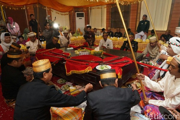 Dalam proses pencuciannya menggunakan jeruk nipis dan air yang diambil dari 7 lokasi berbeda. (Zulkipli Natsir/detikTravel) Dalam proses pencuciannya menggunakan jeruk nipis dan air yang diambil dari 7 lokasi berbeda. (Zulkipli Natsir/detikTravel)