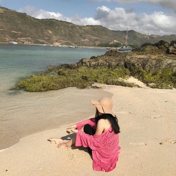 Geser jauh ke dalam negeri liburan Cecillia. Kali ini ia sedang berpanas-panas ria di Pantai Kuta, Lombok Tengah (cecillimbad/Instagram) Geser jauh ke dalam negeri liburan Cecillia. Kali ini ia sedang berpanas-panas ria di Pantai Kuta, Lombok Tengah (cecillimbad/Instagram)