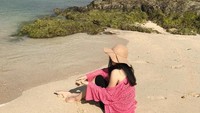 Geser jauh ke dalam negeri liburan Cecillia. Kali ini ia sedang berpanas-panas ria di Pantai Kuta, Lombok Tengah (cecillimbad/Instagram)