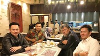 Lagi-lagi, Farhat asyik kongkow di tempat makan nih bersama teman-temannya. Habis makan apa tuh? Foto: @farhatabbastv226