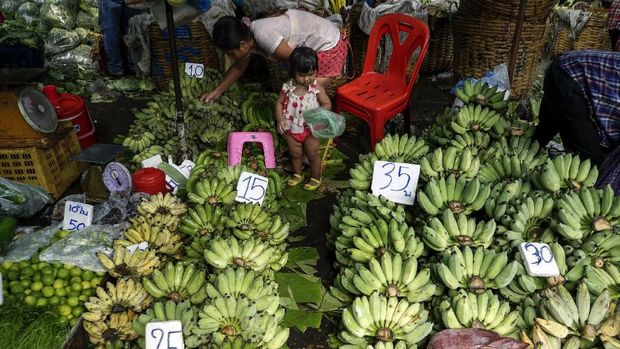 FILE PHOTO: A mother and her daughter shop for bananas at a market in Bangkok, Thailand, March 31, 2016.  REUTERS/Athit Perawongmetha/File Photo