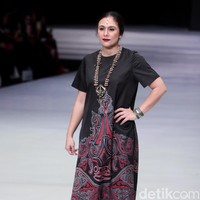 Fashion show koleksi busana terbaru Ghea Panggabean mengangkat tema Spirit of Toba’ dan terinspirasi keindahan kain Ulos di Indonesia Fashion Week 2018, Rabu [28/3/2018]. [Foto: Mohammad Abduh/Wolipop]