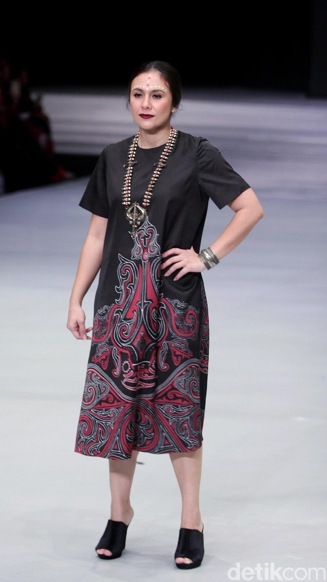 Fashion show koleksi busana terbaru Ghea Panggabean mengangkat tema Spirit of Toba’ dan terinspirasi keindahan kain Ulos di Indonesia Fashion Week 2018, Rabu [28/3/2018]. [Foto: Mohammad Abduh/Wolipop]