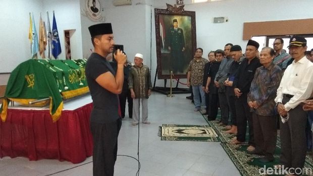 Rizal Ramli hingga Anjasmara Salati Jenazah Suami Rachmawati
