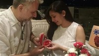 Model pria dewasa itupun mendapatkan hadiah berupa gelang dari kekasih yang beda 21 tahun itu. (Dok. Instagram/babymargaretha1)