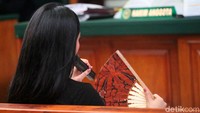Penampakan Syahrini yang melepas jaket dan mengipas-ngipas tubuhnya karena kegerahan saat bersaksi di pengadilan. (Foto: Lamhot Aritonang)