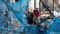 Warga mencari barang -barang yang bisa diselamatkan di lokasi kebakaran.