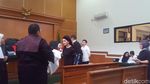Foto: Saat Syahrini Kegerahan di Sidang First Travel