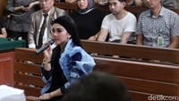 Syahrini menikah dengan Reino Barack. Tapi pengacara setianya ini malah nggak diundang. Foto: Lamhot Aritonang