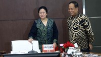 Menristek Dikti M Nasir hadir dalam rapat tersebut.