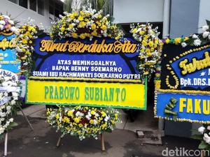 Karangan Bunga dari Artis hingga Prabowo untuk Suami Rachmawati