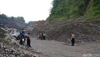 Tak hanya korban jiwa, tebing longsor setinggi lebih dari 10 meter yang berada tepat di bantaran Kali Gendol juga menimbun 4 truk. (Foto: Ristu Hanafi/detikcom)