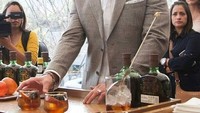 Selain minum bir, Hemsworth juga menyukai fruit cocktail. Ada buah apel dan anggur yang ada di dalam cocktail tesebut. Siapa yang nggak mau ngerumunin aktor tampan ini kalau berpakaian rapi begini? Foto: Instagram @chris.thor.fan