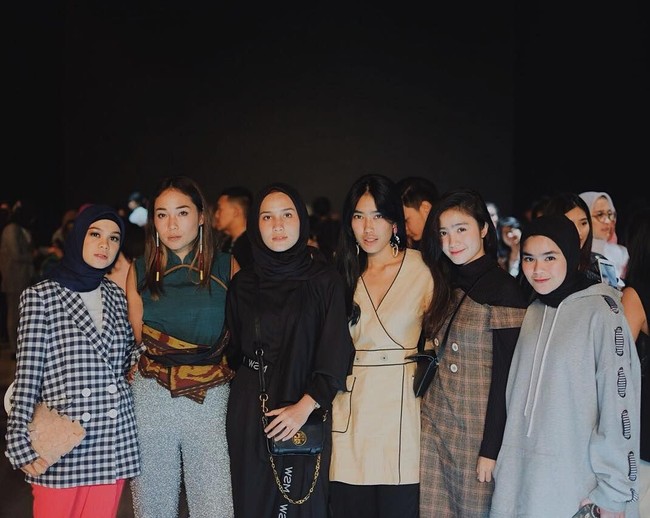 Sivia Azizah tampil sporty dengan oversized jacket karya desainer Rani Hatta. Sivia memadukan oversized jacket itu dengan hijab pashmina yang ia kenakan secara sederhana. Foto: Instagram/SiviaAzizah