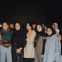 Sivia Azizah tampil sporty dengan oversized jacket karya desainer Rani Hatta. Sivia memadukan oversized jacket itu dengan hijab pashmina yang ia kenakan secara sederhana. Foto: Instagram/SiviaAzizah