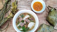 Grahinie memilih masak sendiri coto Makassar. Kelihatan nggak kalah enak dari buatan resto! Apalagi sudah ditambahkan ketupat. Foto: Instagram grahinie