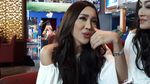 Lucinta Luna, Kok Tangannya di Dagu Terus?