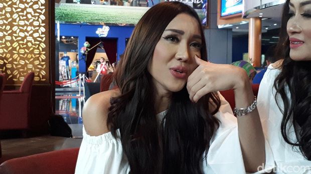 Ini  adalah Lucinta Luna, sepintas memang bagai pinang dibelah dua dengan Lavana,