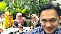 Dari instagram pribadinya @farhatabbastv226 ini, mantan suami Nia Daniati sering membagikan pose makannya. Kebanyakan foto memperlihatkan saat ia makan bersama teman-teman dan keluarganya. Foto: @farhatabbastv226