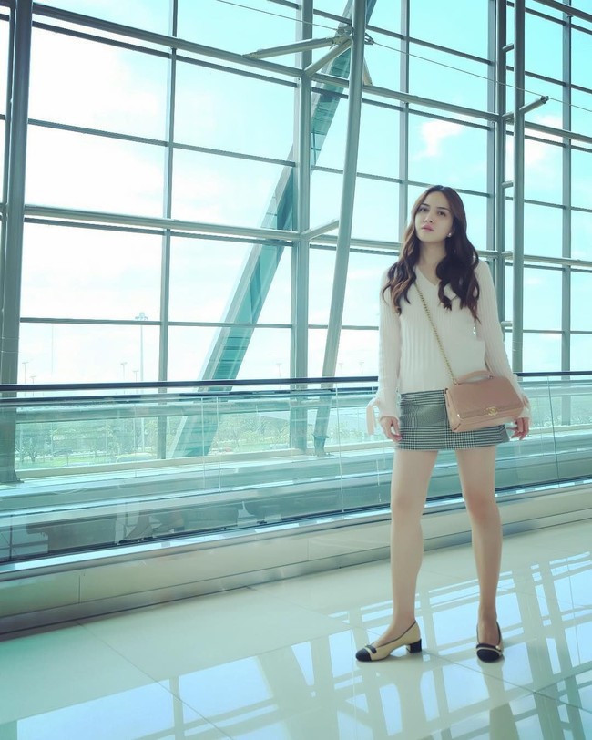 Bergaya casual memakai rok dan sweater berwarna putih, aktris Shandy Aulia melengkapi penampilannya di bandara dengan tas Chanel berharga puluhan jutan rupiah.Foto: Instagram